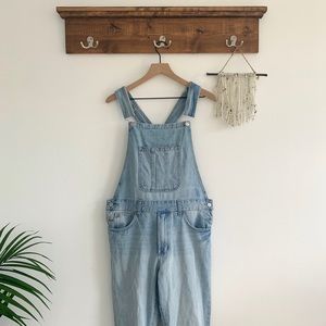 Forever 21 | light washed overalls